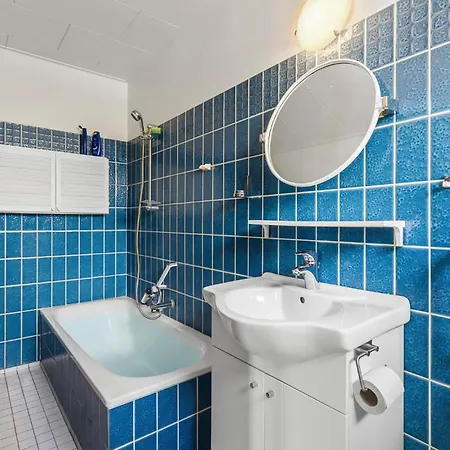Pet Friendly In With Kitchen *