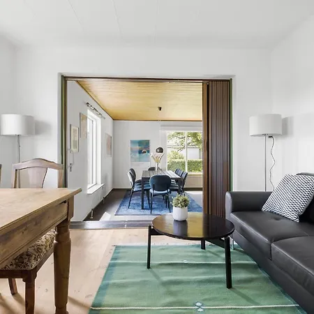 Pet Friendly In With Kitchen Holiday home