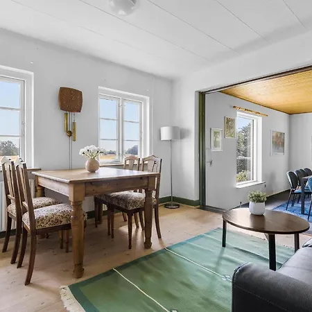Pet Friendly In With Kitchen Holiday home